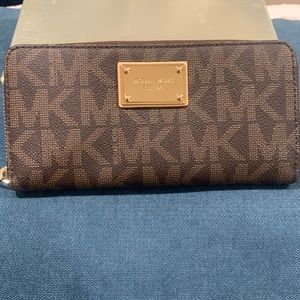Perfect condition Michael Kors wallet. Rich brown with gold zipper.